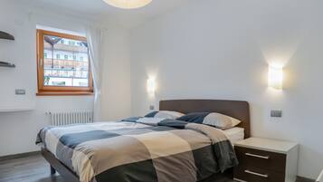 2 slaapkamers, een strijkplank/strijkijzer, gratis wifi, beddengoed