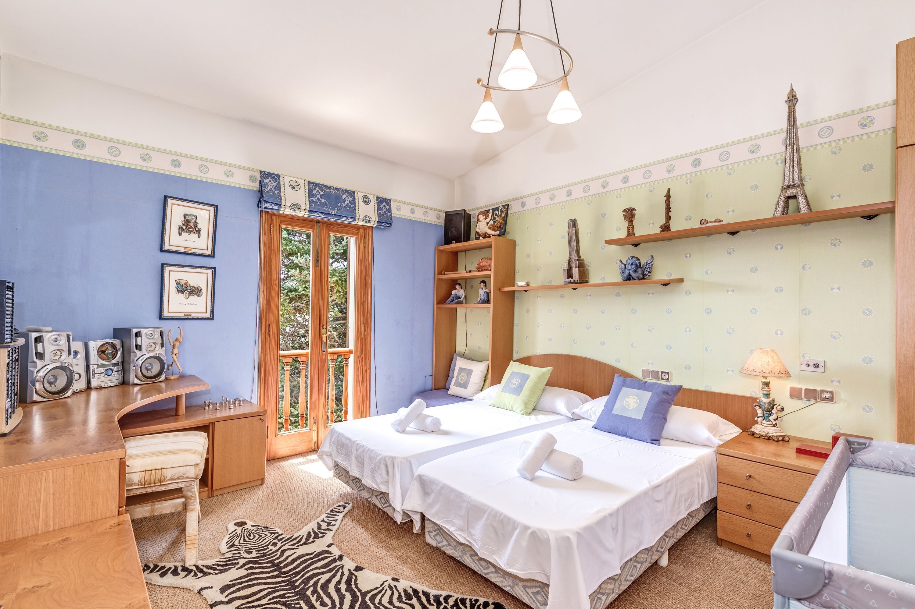 5 bedrooms, iron/ironing board, free WiFi, bed sheets