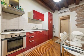 ثلاجة، ميكروويف، موقد طهي مسطح، غلّاية كهربائية