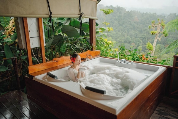 Grand Jacuzzi Tent | Badkamer | Gratis toiletartikelen, badjassen, pantoffels, handdoeken