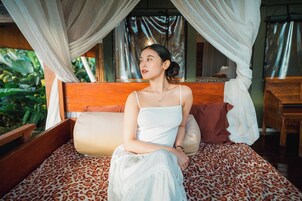 Grand Jacuzzi Tent | Living area