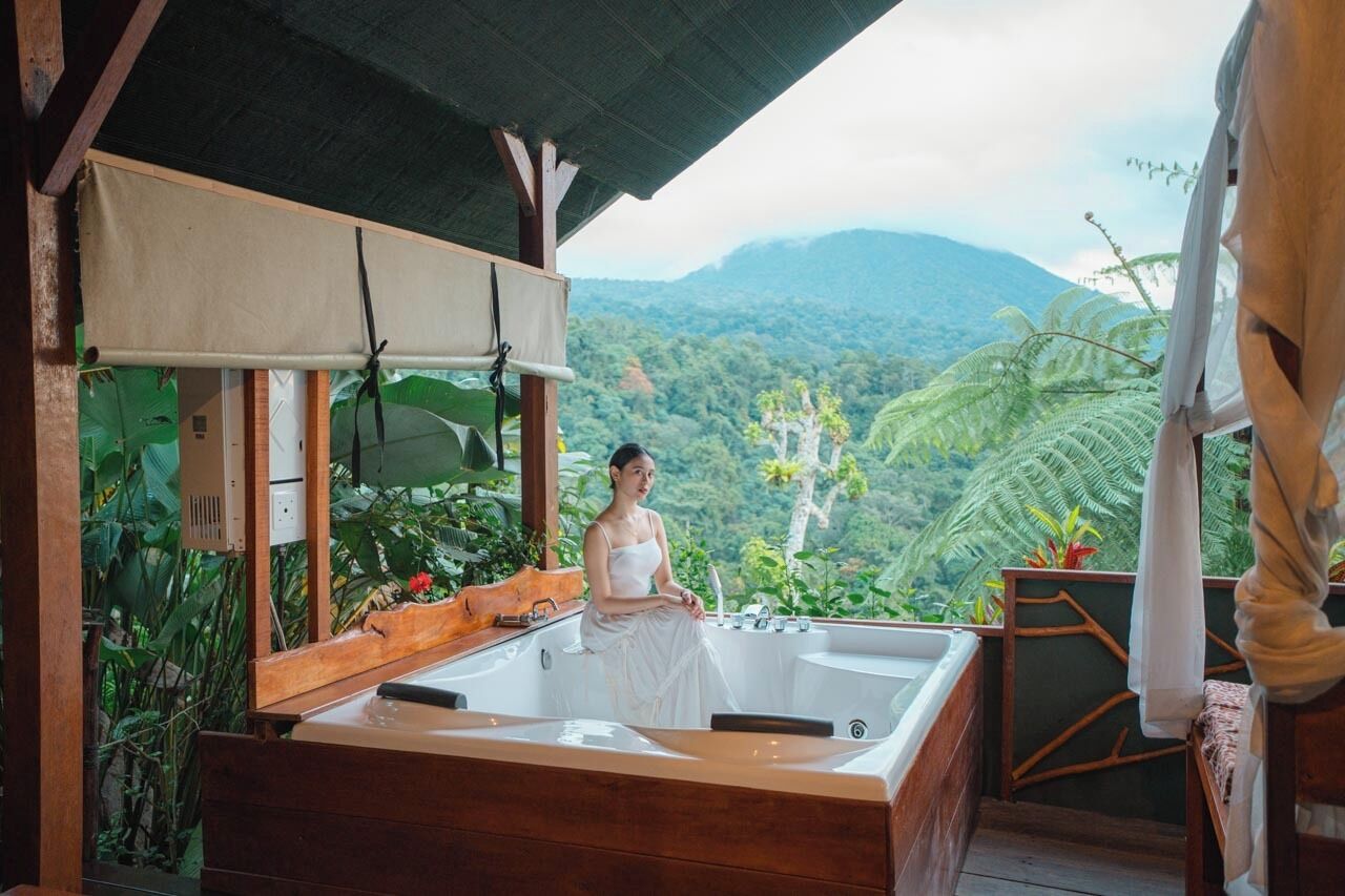 Deluxe Room, Jetted Tub | Bathroom | Free toiletries, bathrobes, slippers, towels