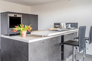 Een koelkast, een oven, een kookplaat, een vaatwasser