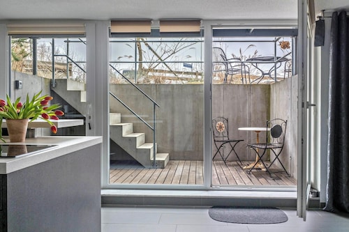 Modern Apartment Steg 1 in Quiet Location with Garden, Terrace & Wi-Fi