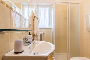 Dusche, Haartrockner, Handtücher