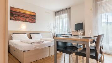 Iron/ironing board, free WiFi, bed sheets