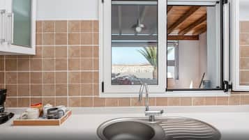 Kühlschrank, Mikrowelle, Herdplatte, Wasserkocher mit Kaffee-/Teezubehör