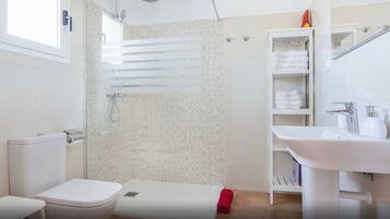 Badekar, hårtørrer, håndklæder