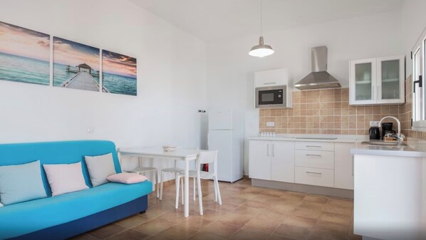 Frigorífico, microondas, placa de cocina y cafetera o tetera