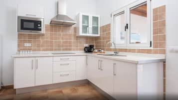 Kühlschrank, Mikrowelle, Herdplatte, Wasserkocher mit Kaffee-/Teezubehör