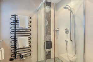 Shower, hair dryer, towels - Rustic Apartment "Emil" with Balcony, Mountain View, Garden & Wi-Fi (St. Christina)