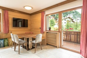 Dining - Rustic Apartment "Emil" with Balcony, Mountain View, Garden & Wi-Fi (St. Christina)