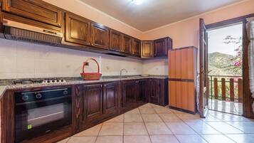 Fridge, oven, stovetop, cookware/dishes/utensils