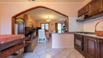 Fridge, oven, stovetop, cookware/dishes/utensils