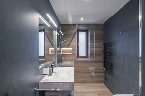 Douche, articles de toilette gratuits, sĂšche-cheveux