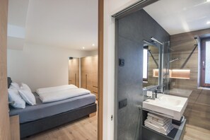 Regadera, amenidades de baño gratuitas, secadora de cabello, toallas 