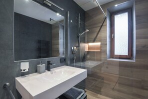 Dusche, kostenlose Toilettenartikel, Haartrockner, Handtücher