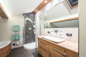 Tina, secadora de cabello, toallas 