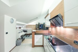 Frigorifero, microonde, forno, piano cottura