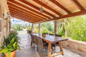 Outdoor dining - Family-friendly Finca "Can Miquel" with Large Garden and Pool (Pollensa)