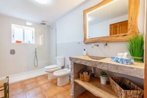 Bañera, secador de pelo y toallas