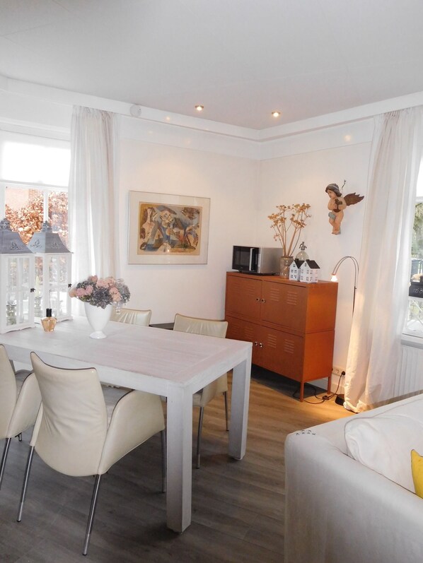 Dining - Holiday Home "Engel van de Molen" for Couples with Terrace, Garden & Wi-Fi (HOOGWOUD)