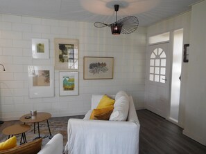 Una televisión, un reproductor de DVD, un reproductor estéreo