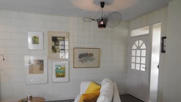 Televisie, een dvd-speler en een stereo