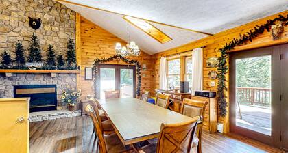 Charming retreat in the woods with private hot tub & wraparound deck