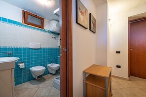 Douche, sèche-cheveux, serviettes fournies