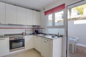 Een koelkast, een microgolfoven, een oven, een kookplaat