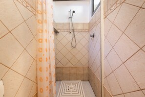 Een douche, een haardroger, handdoeken