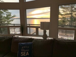 Una Smart TV, una chimenea, libros