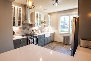 Een koelkast, een microgolfoven, een oven, een kookplaat