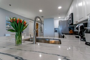 冷蔵庫、電子レンジ、オーブン、コンロ