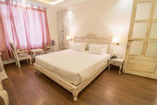 Schreibtisch, laptopgeeigneter Arbeitsplatz, kostenloses WLAN