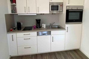 Microwave, oven, dishwasher, coffee/tea maker