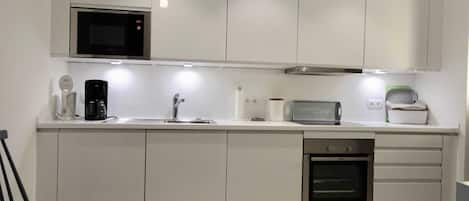 Een magnetron, een oven, een vaatwasser