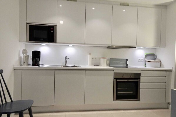 Mikrowelle, Ofen, Geschirrspüler, Wasserkocher mit Kaffee-/Teezubehör