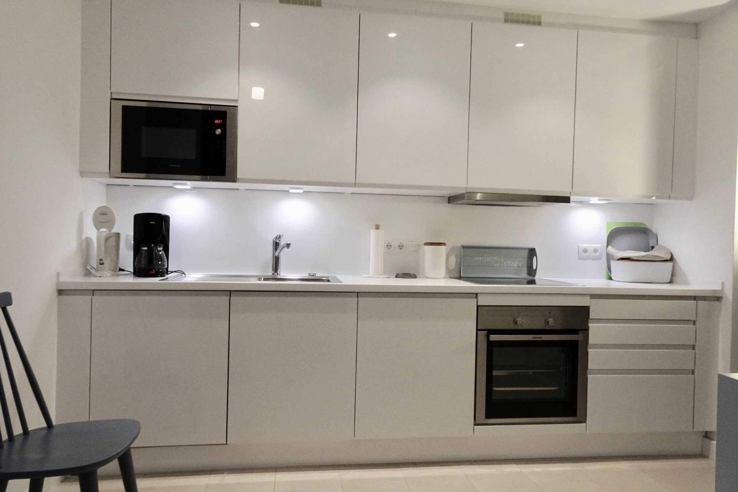 Microwave, oven, dishwasher, coffee/tea maker