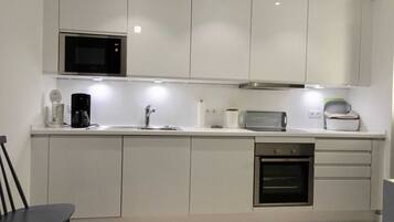 Microwave, oven, dishwasher, coffee/tea maker