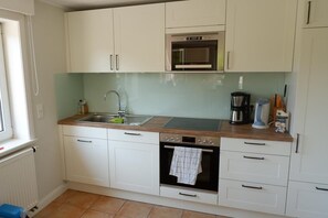 Kühlschrank, Mikrowelle, Ofen, Geschirrspüler