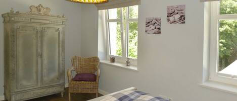 3 bedrooms, in-room safe, WiFi, bed sheets