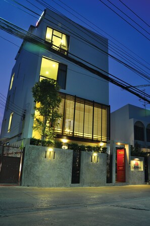Front of property – evening/night - Udee Bangkok (Bangkok)