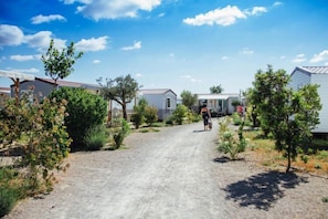 A gravel path leading to a row of mobile homes with a clear sky above. - Water park for kids in Valras-Plage (Sérignan)