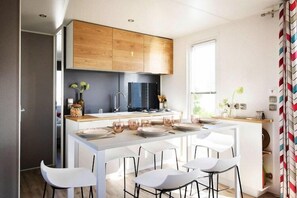 ثلاجة، موقد طهي مسطح، ماكينة لصنع القهوة/الشاي، محمصة خبز