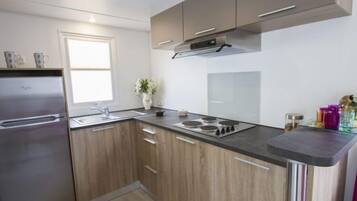 Réfrigérateur, micro-ondes, cafetiÚre/bouilloire, chaise haute