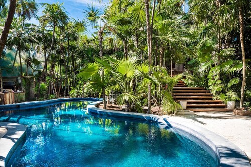 Impresionante casa con piscina y jardín