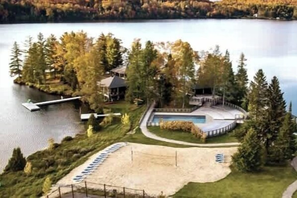 Una proprietà sul lago con piscina, molo e barca.