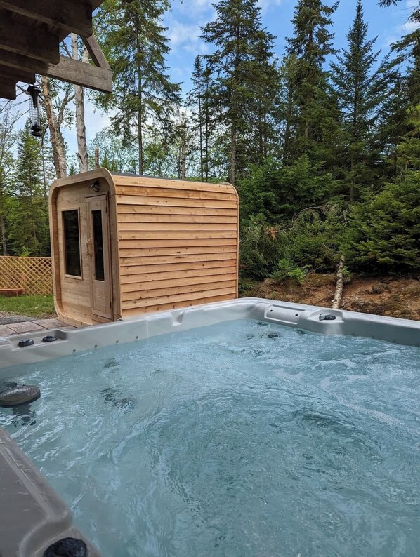 Outdoor spa tub